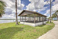 Lakefront Silver Springs Cabin- Great for Fishing Tourism House
