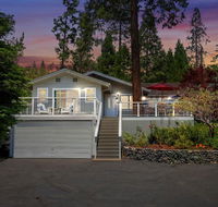 Lakeside Manor-  New Listing  with Lake Views - Tourism House