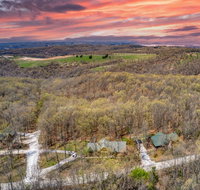 Premium Cabin HotTub Near Shows with gametable Dining Room Deer Tracks - Tourism House