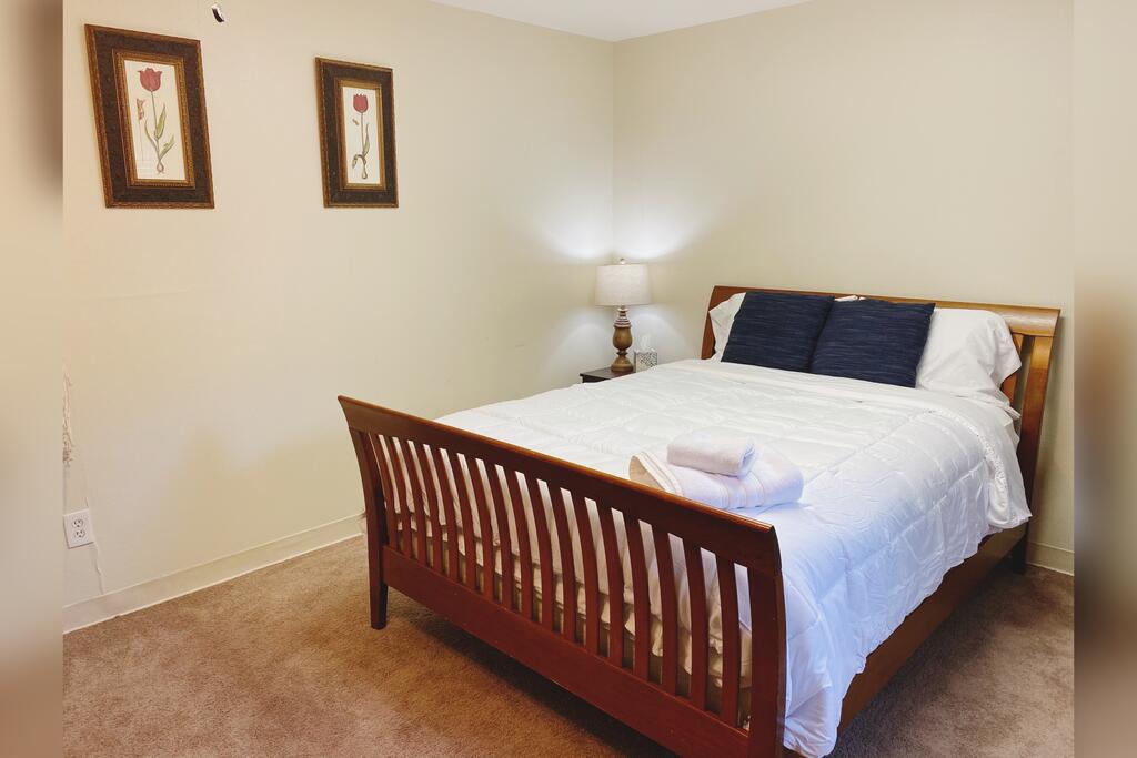 Private 1BR Guest Suite, Mins Drive From Airport - thumb 1