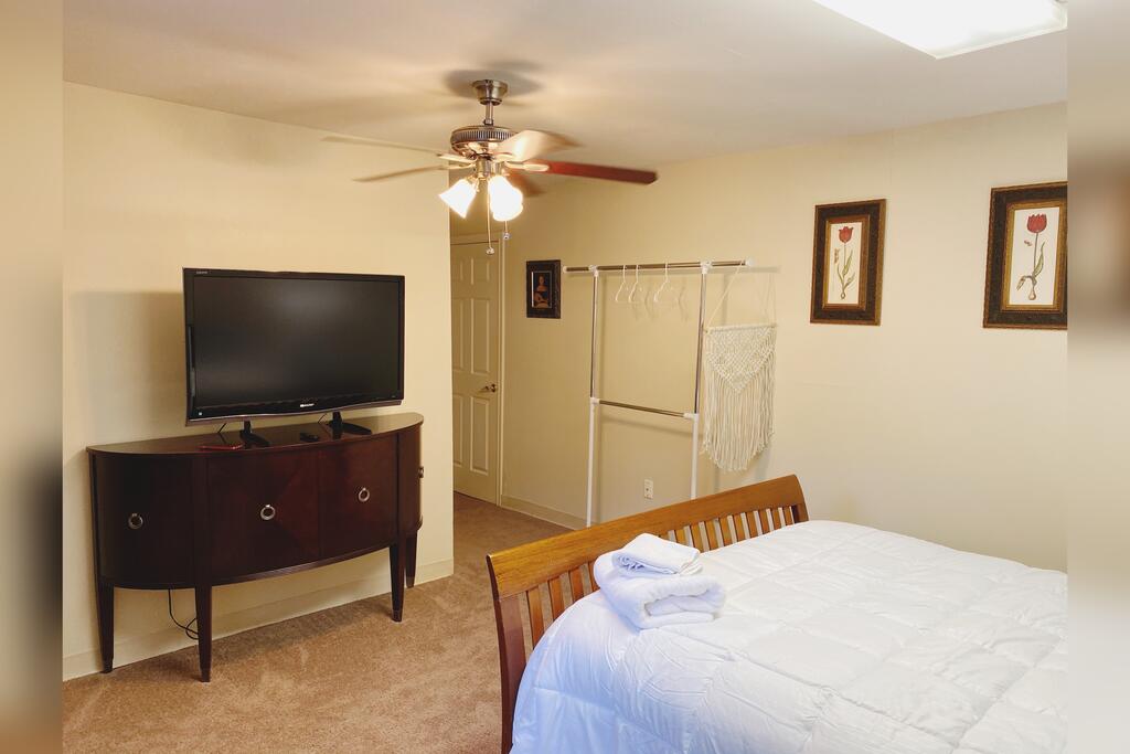 Private 1BR Guest Suite, Mins Drive From Airport - thumb 2