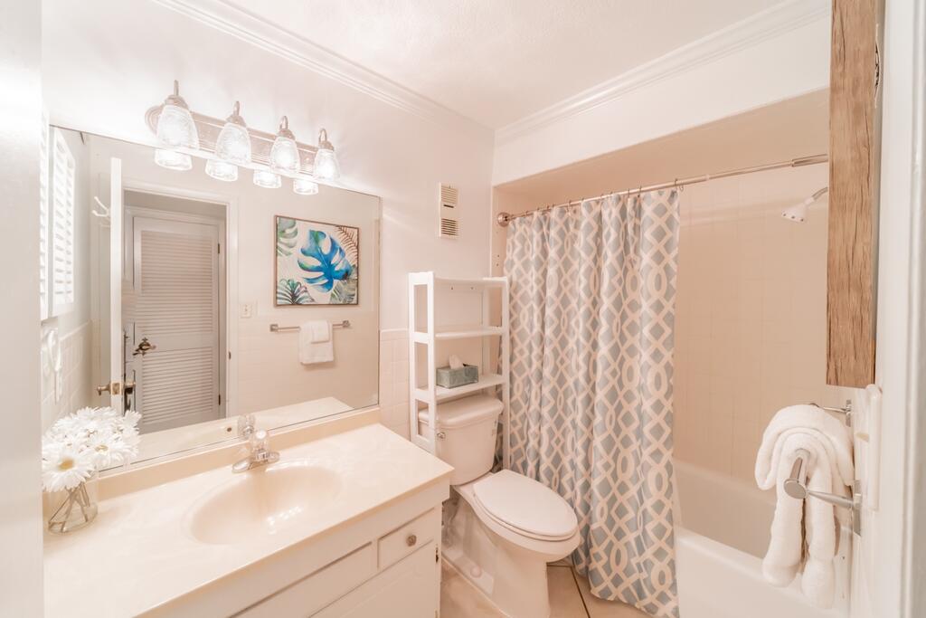 Regency Towers 714 Condo - thumb 3