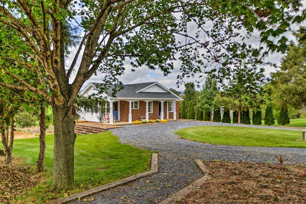 Remodeled Harrisonburg Home With Level II EV Charger - thumb 2