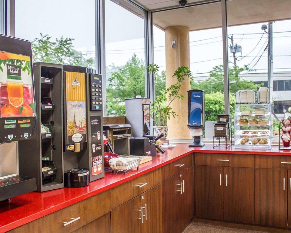 Rodeway Inn Macarthur Airport - thumb 3