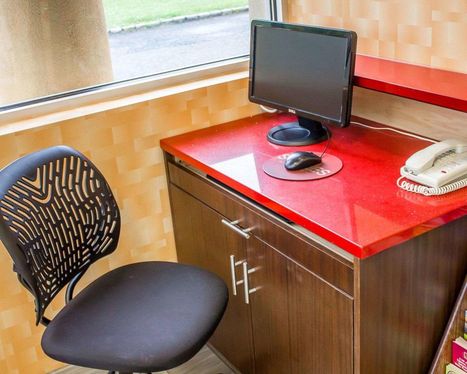 Rodeway Inn Macarthur Airport - thumb 1