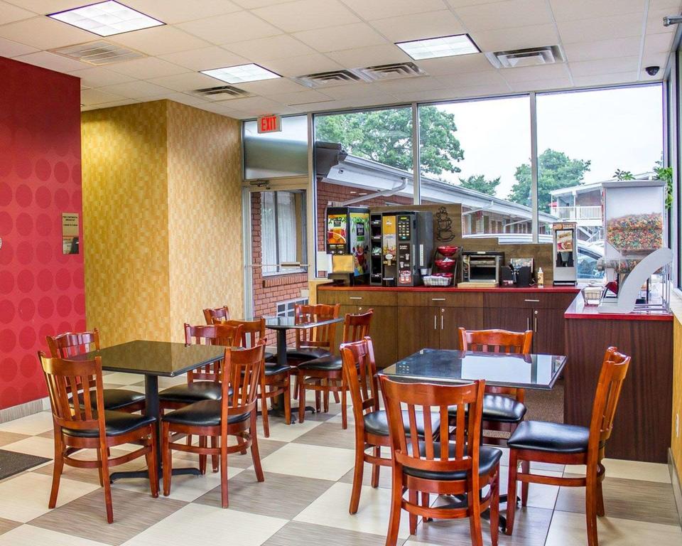 Rodeway Inn Macarthur Airport - thumb 2