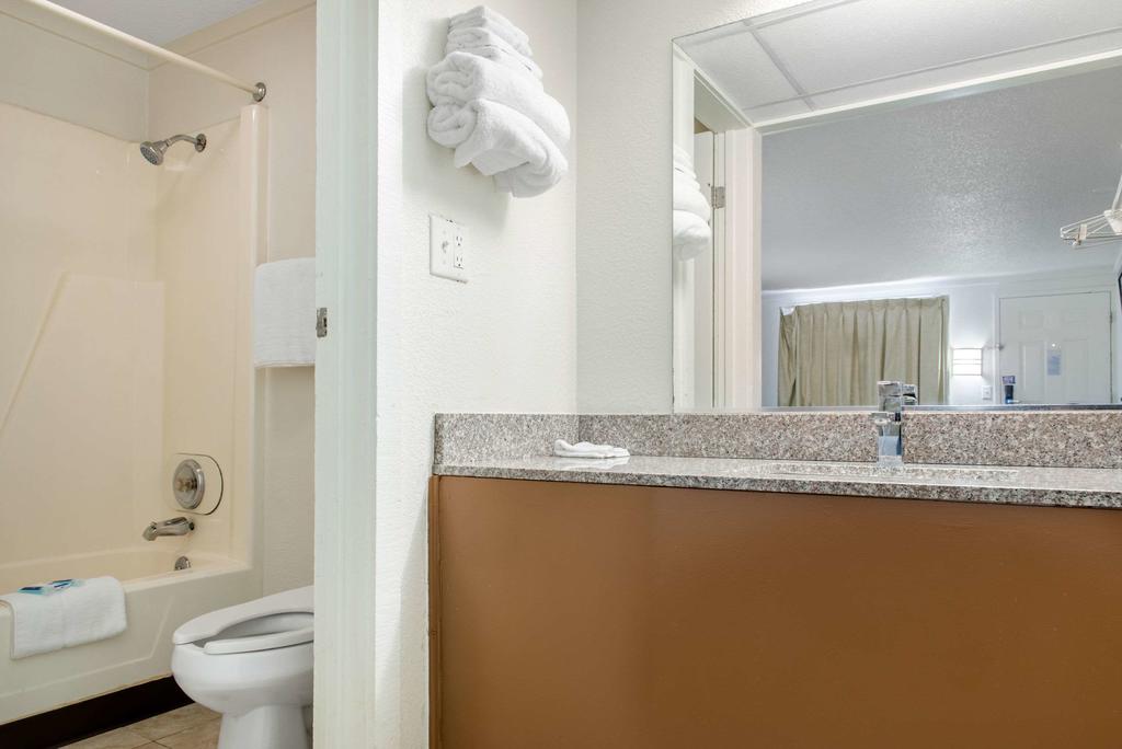 Rodeway Inn Sharonville - thumb 2