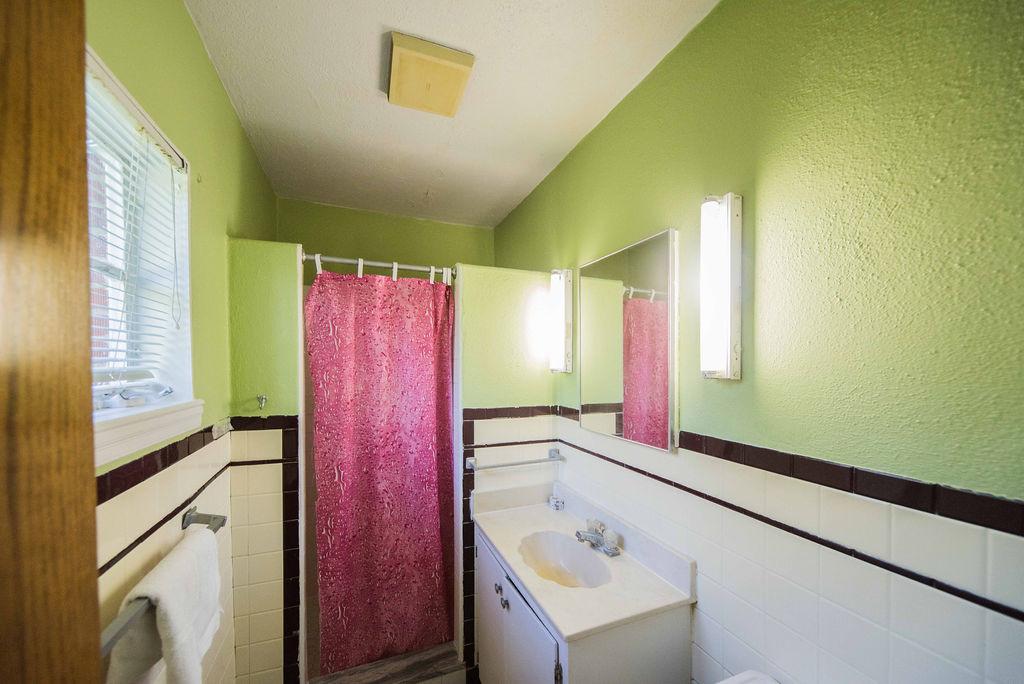 Royal Inn And Suites - thumb 1