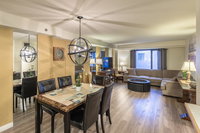 Stay Together on The Strip - 2 Bedroom Suite Tourism House