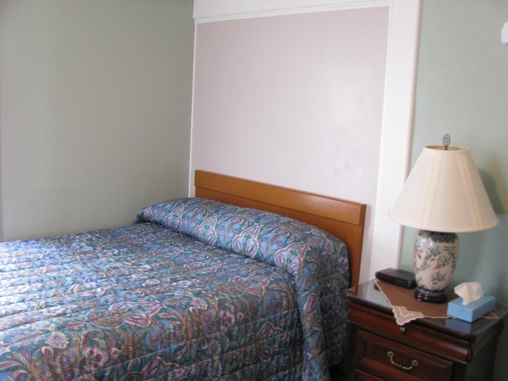 The Colonial Inn & Motel - thumb 2