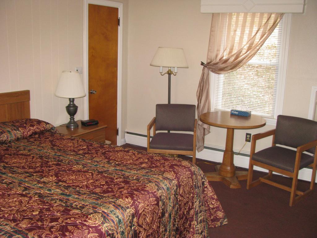 The Colonial Inn & Motel - thumb 1