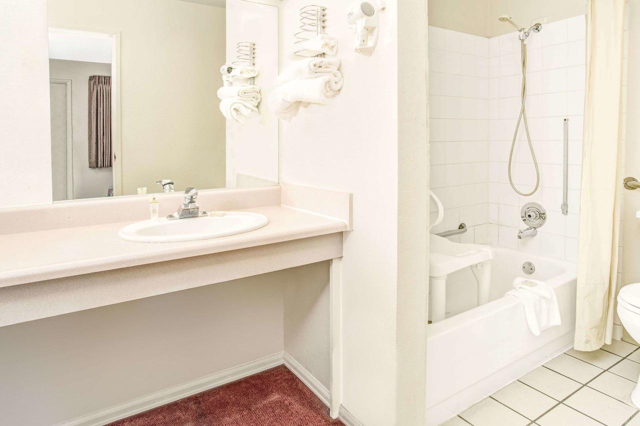 Knights Inn Aurora - thumb 3