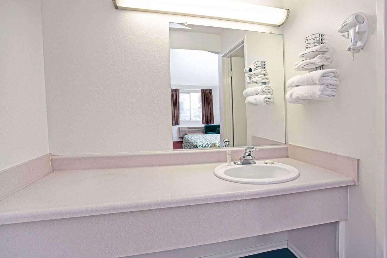 Knights Inn Aurora - thumb 4