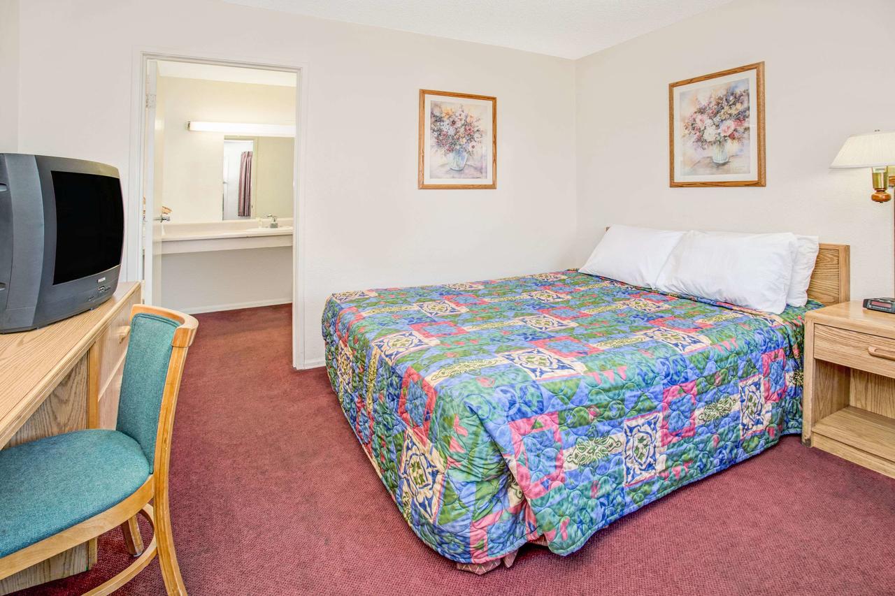 Knights Inn Aurora - thumb 2