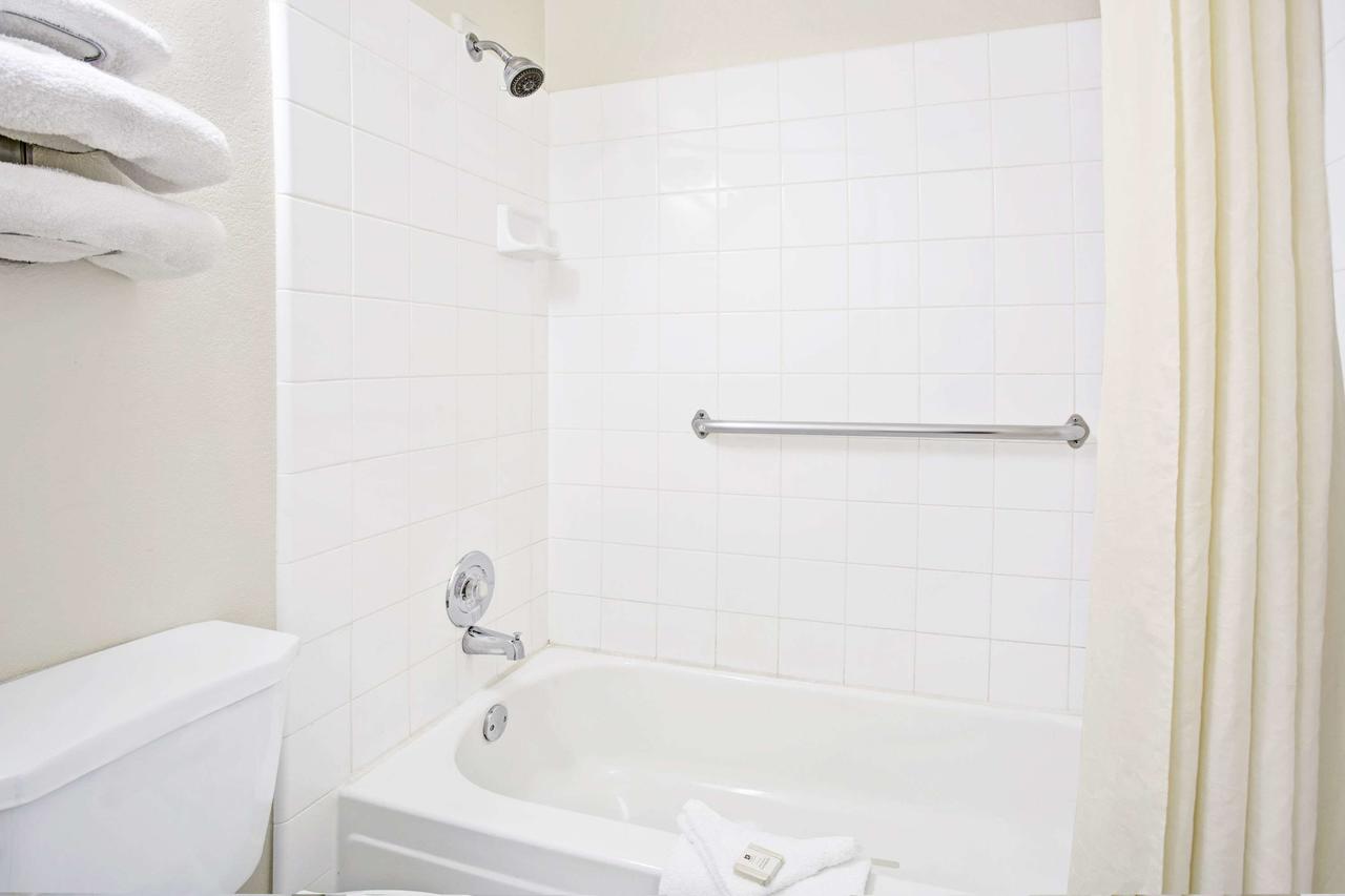 Knights Inn Aurora - thumb 6