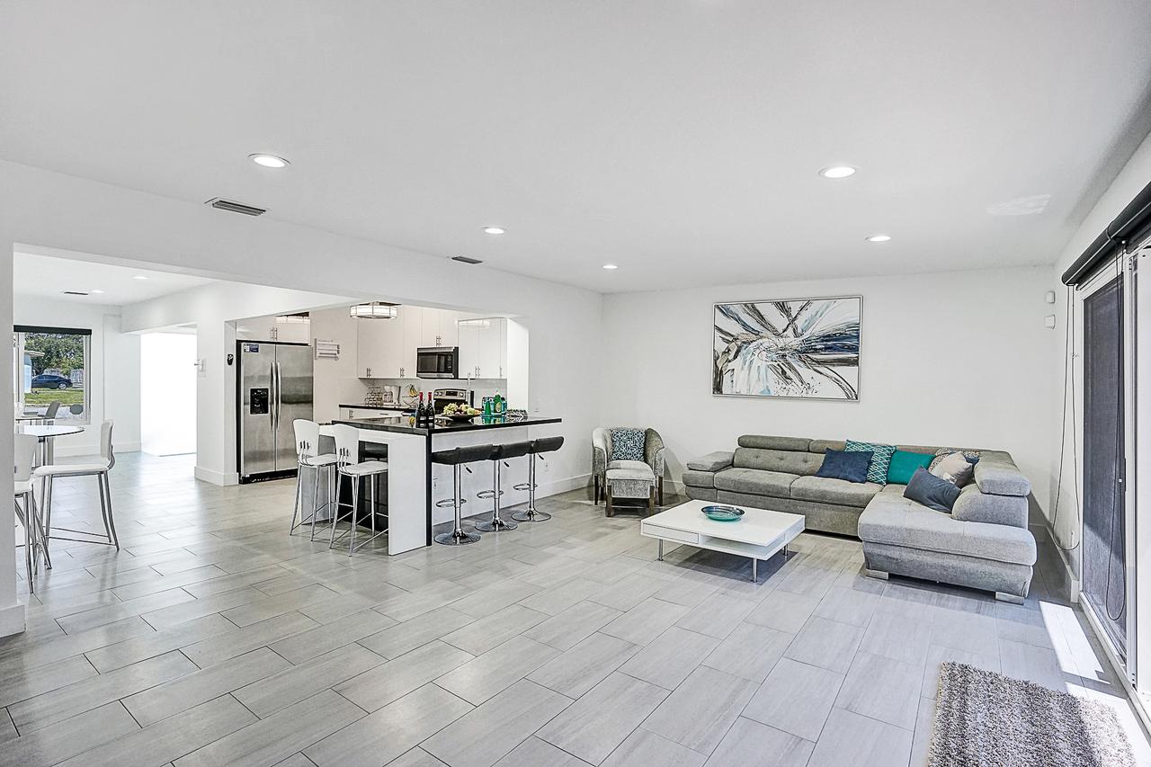 Elegant Tropical House With Pool - thumb 11