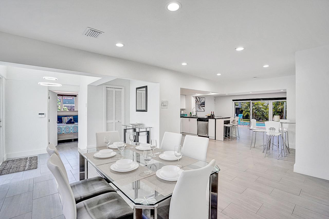 Elegant Tropical House With Pool - thumb 3