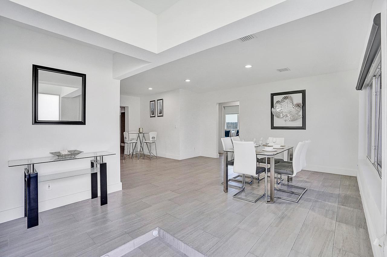 Elegant Tropical House With Pool - thumb 1