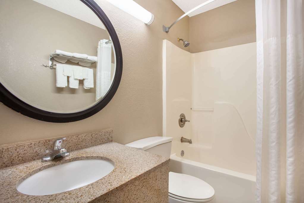 Super 8 Waycross - thumb 10