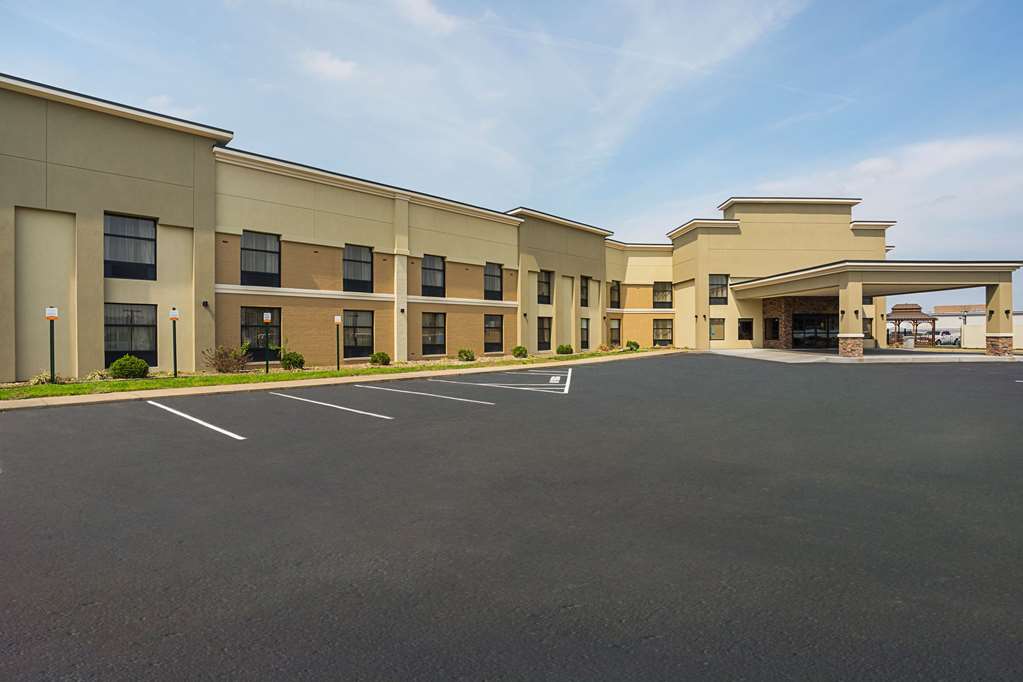 Clarion Inn & Suites Evansville - thumb 0