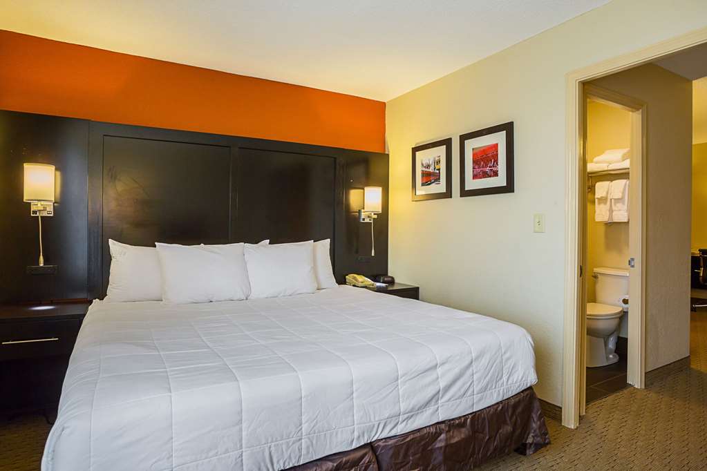 Clarion Inn & Suites Evansville - thumb 6