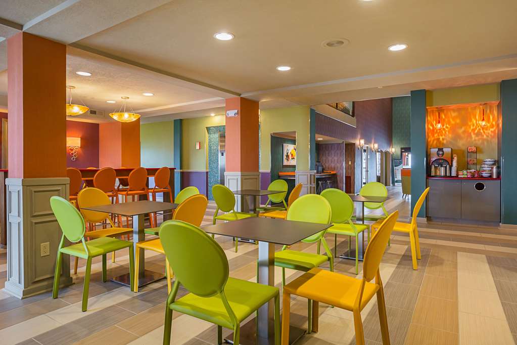 Clarion Inn & Suites Evansville - thumb 10