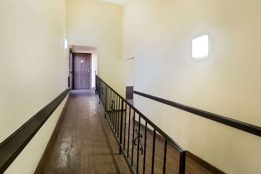 Super 8 Marshall - thumb 3