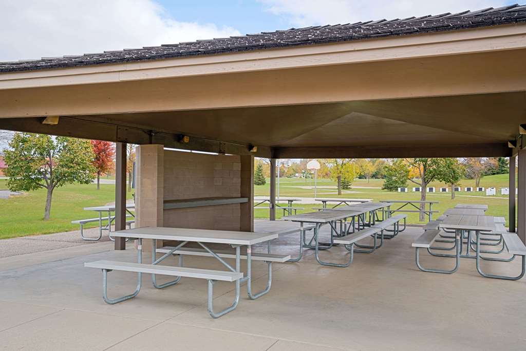 Super 8 Marshall - thumb 12