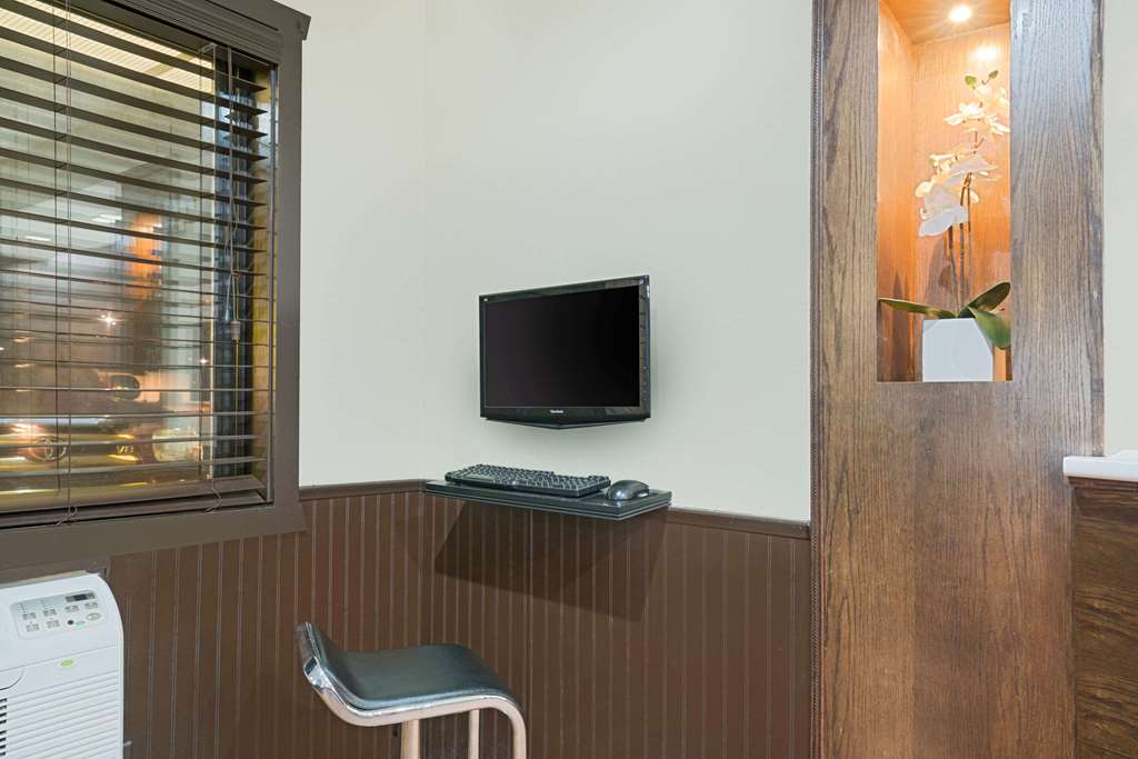 Super 8 Marshall - thumb 14