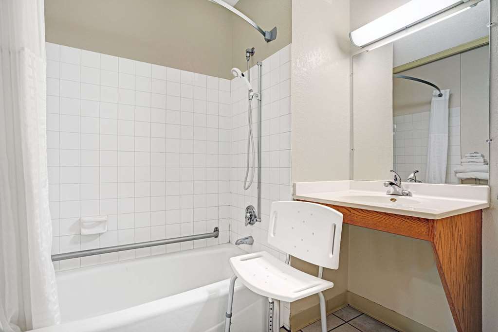 Super 8 Rogers - thumb 4