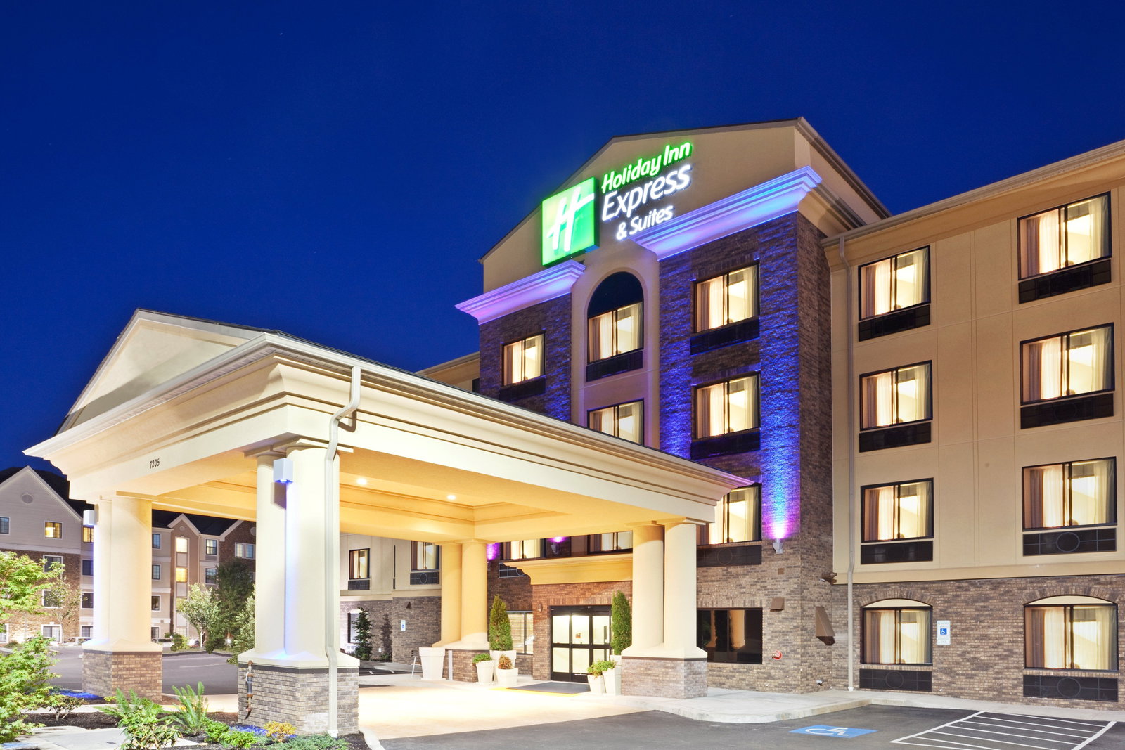 Holiday Inn Express Hotel & Suites - thumb 1
