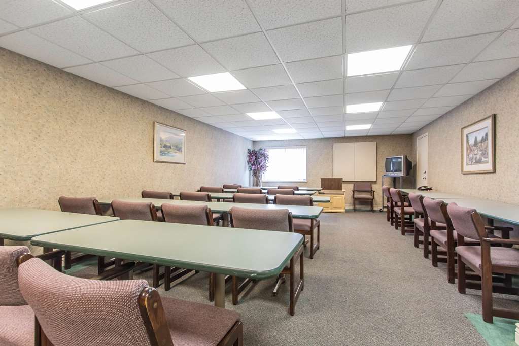 Econo Lodge Inn & Suites, Joplin - thumb 10