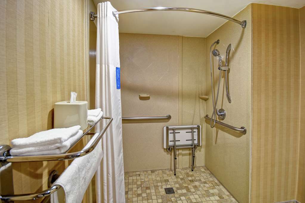 Hampton Inn Louisville Airport - thumb 6