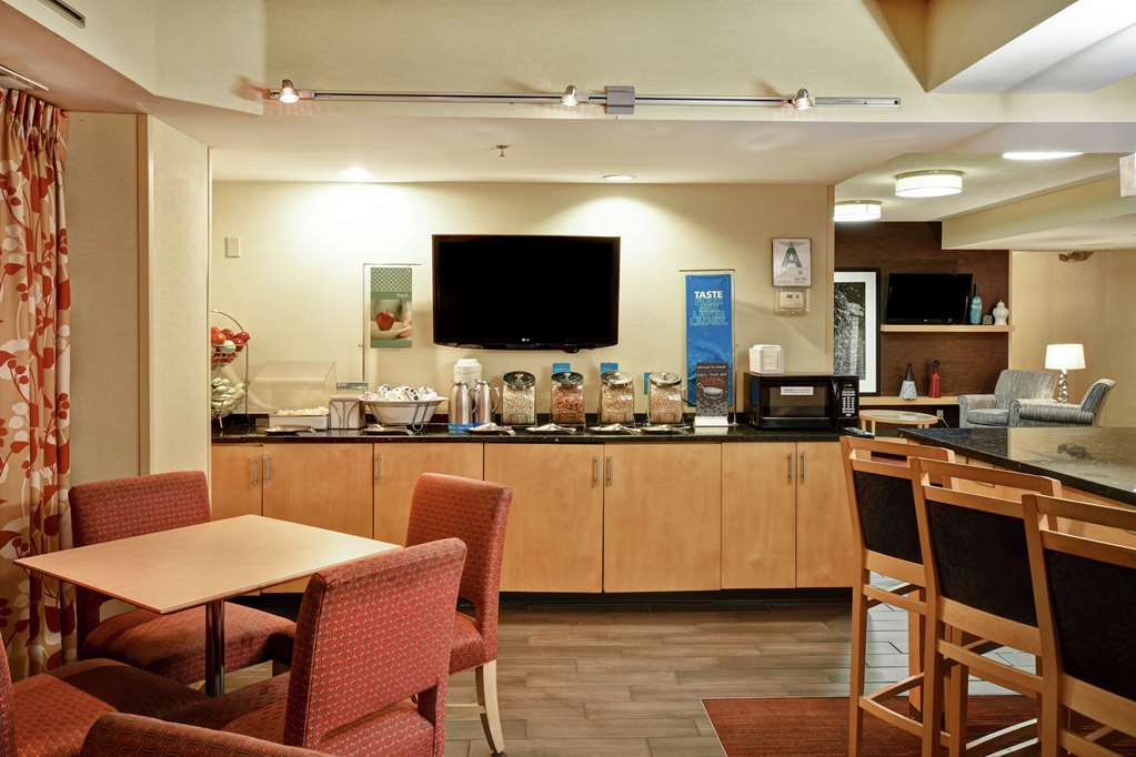 Hampton Inn Louisville Airport - thumb 12