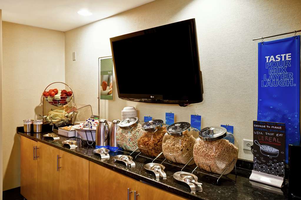 Hampton Inn Louisville Airport - thumb 13