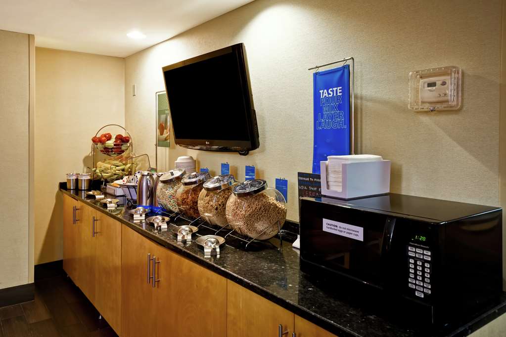 Hampton Inn Louisville Airport - thumb 14