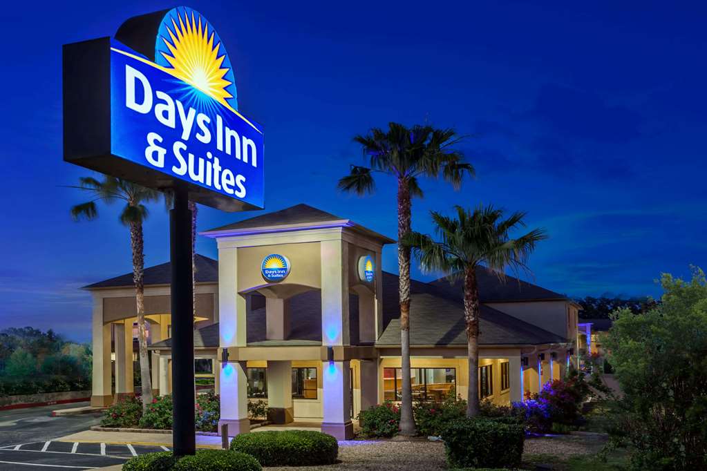 Days Inn & Suites Huntsville - thumb 1