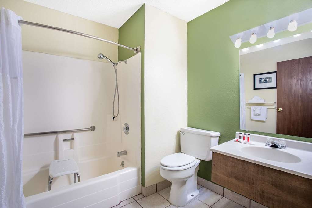 Super 8 Craig - thumb 10