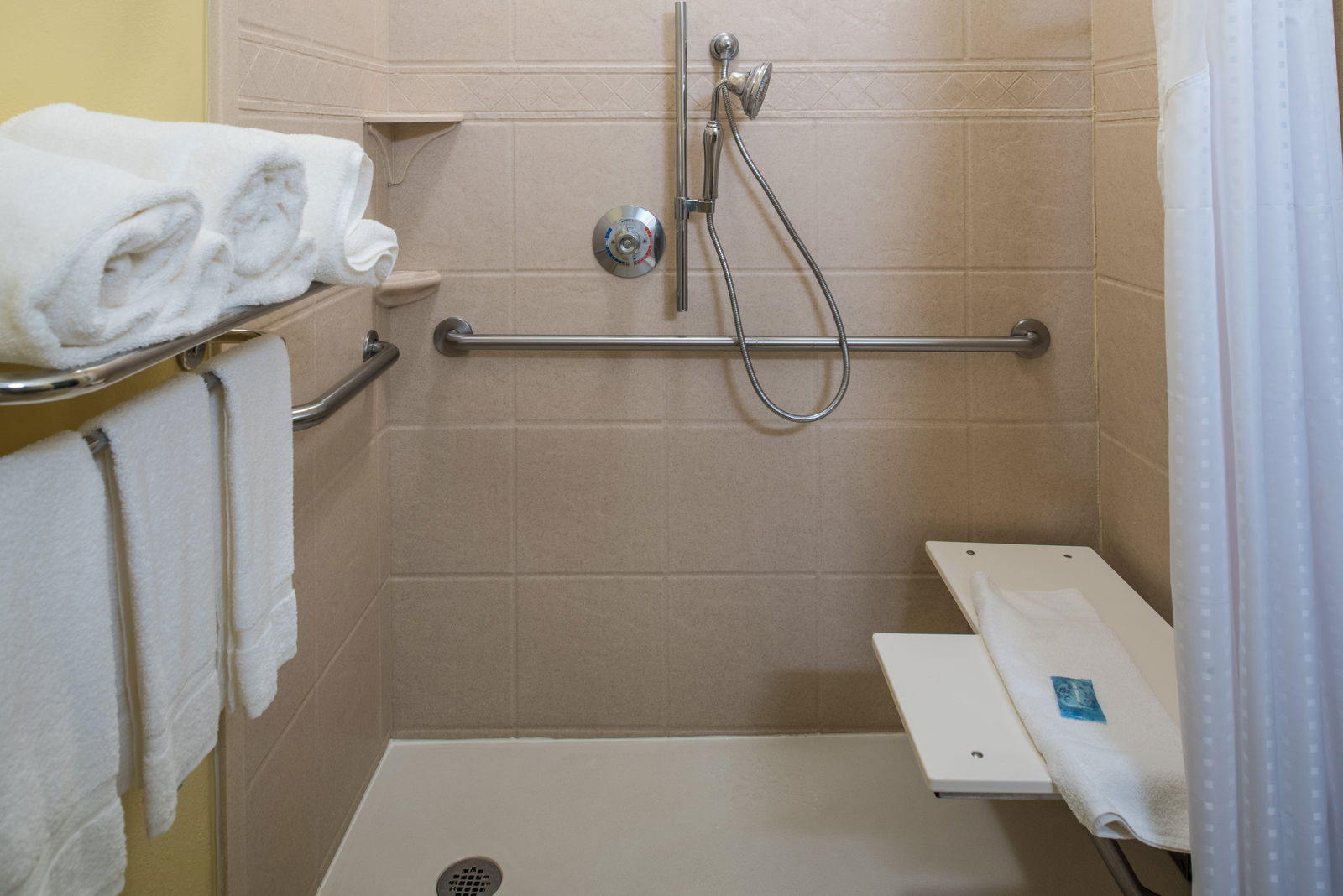 Holiday Inn Express & Suites - thumb 4