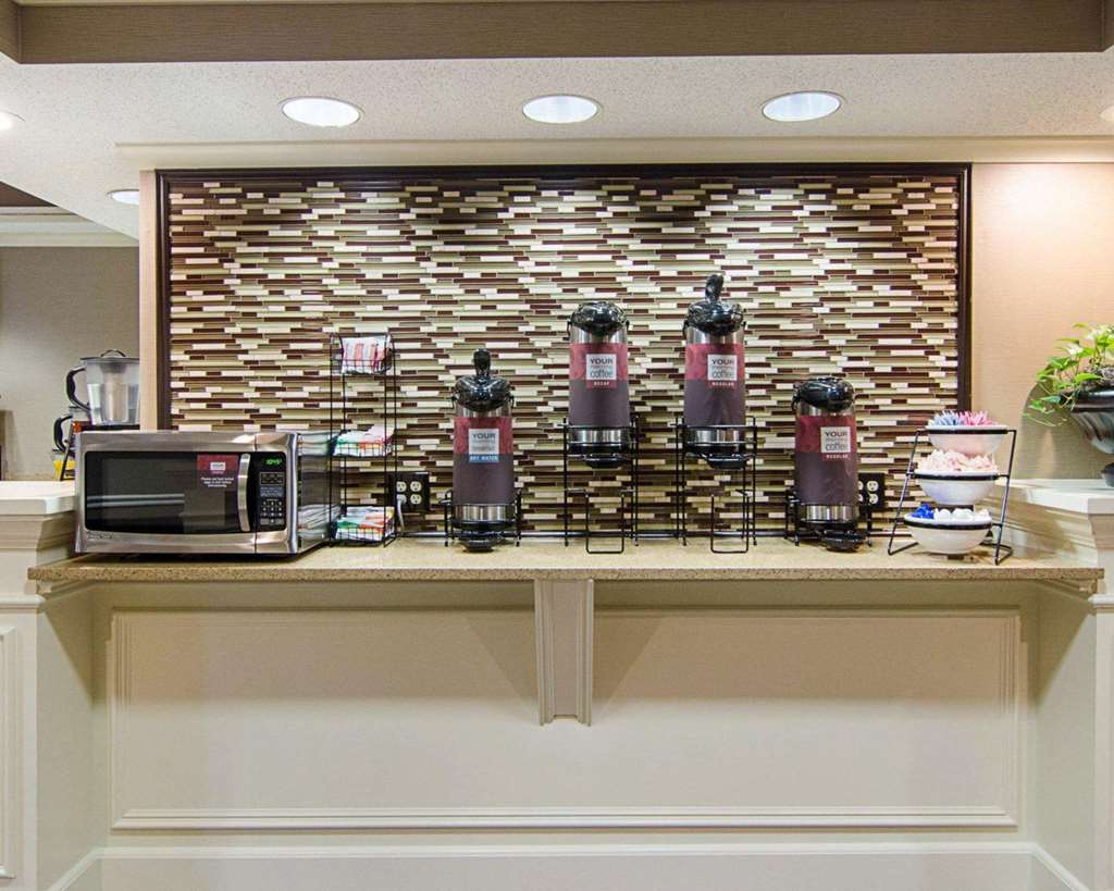 Quality Inn & Suites West - thumb 9