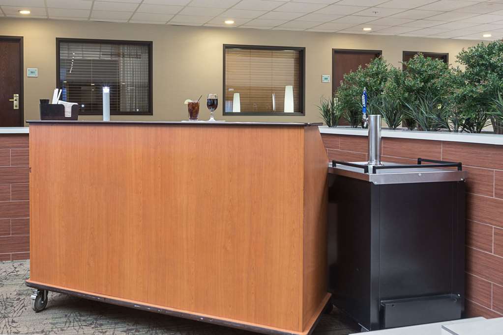 Quality Suites Hotel Lansing - thumb 6