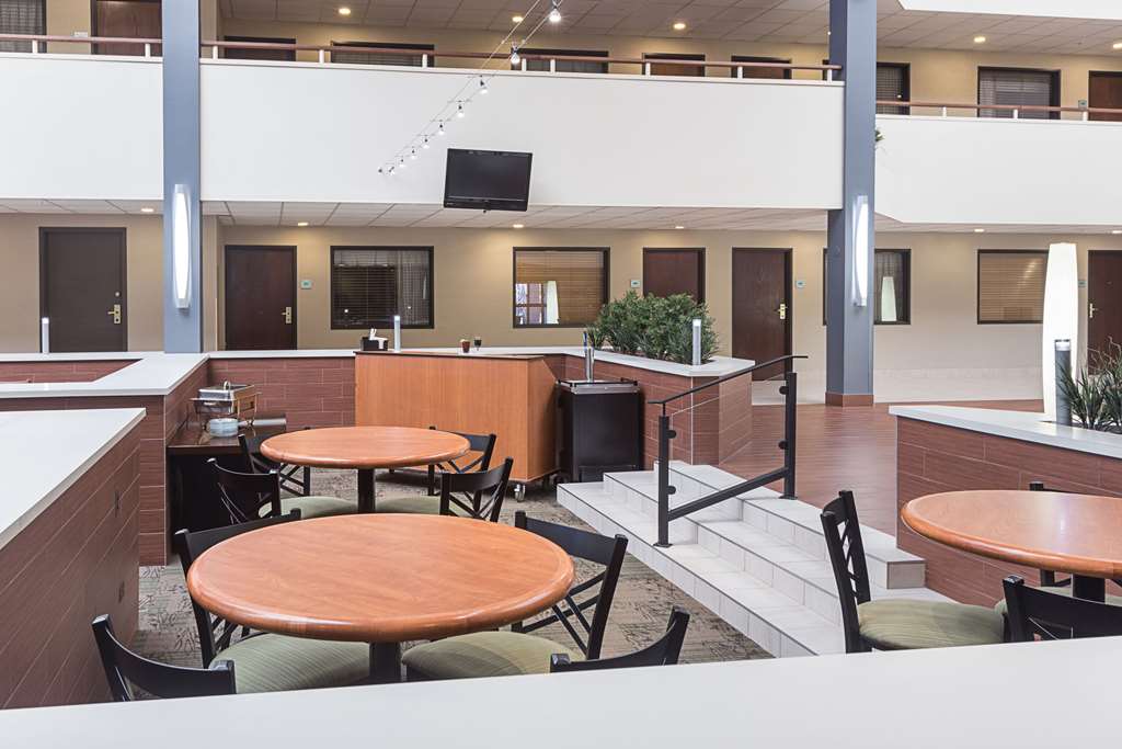 Quality Suites Hotel Lansing - thumb 7