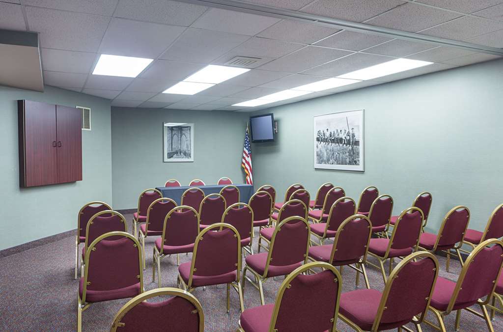 Quality Suites Hotel Lansing - thumb 8