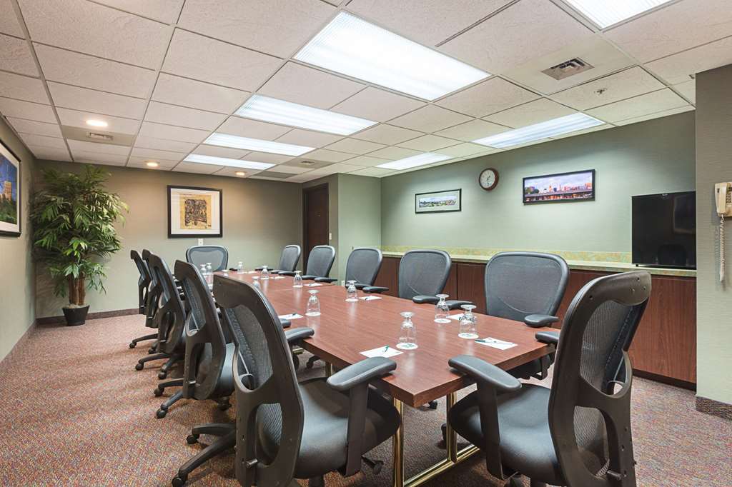 Quality Suites Hotel Lansing - thumb 9