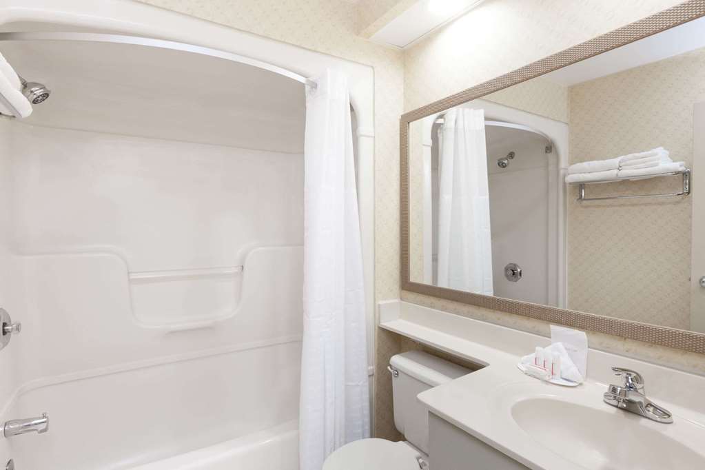 Days Inn Utica - thumb 5