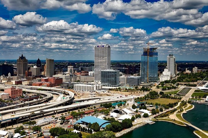 Private Transfer Milwaukee Airport MKE To Milwaukee In An SUV - thumb 0