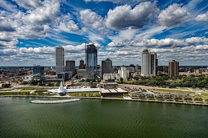 Private Transfer Milwaukee Airport MKE To Milwaukee In An SUV - thumb 3